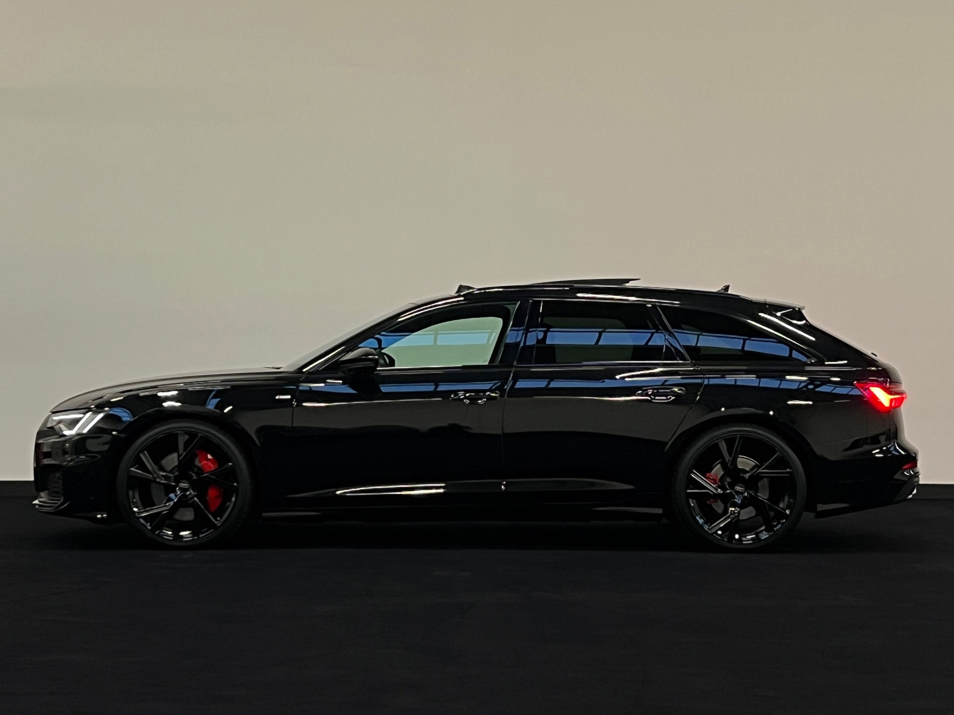 46793086-7.jpg