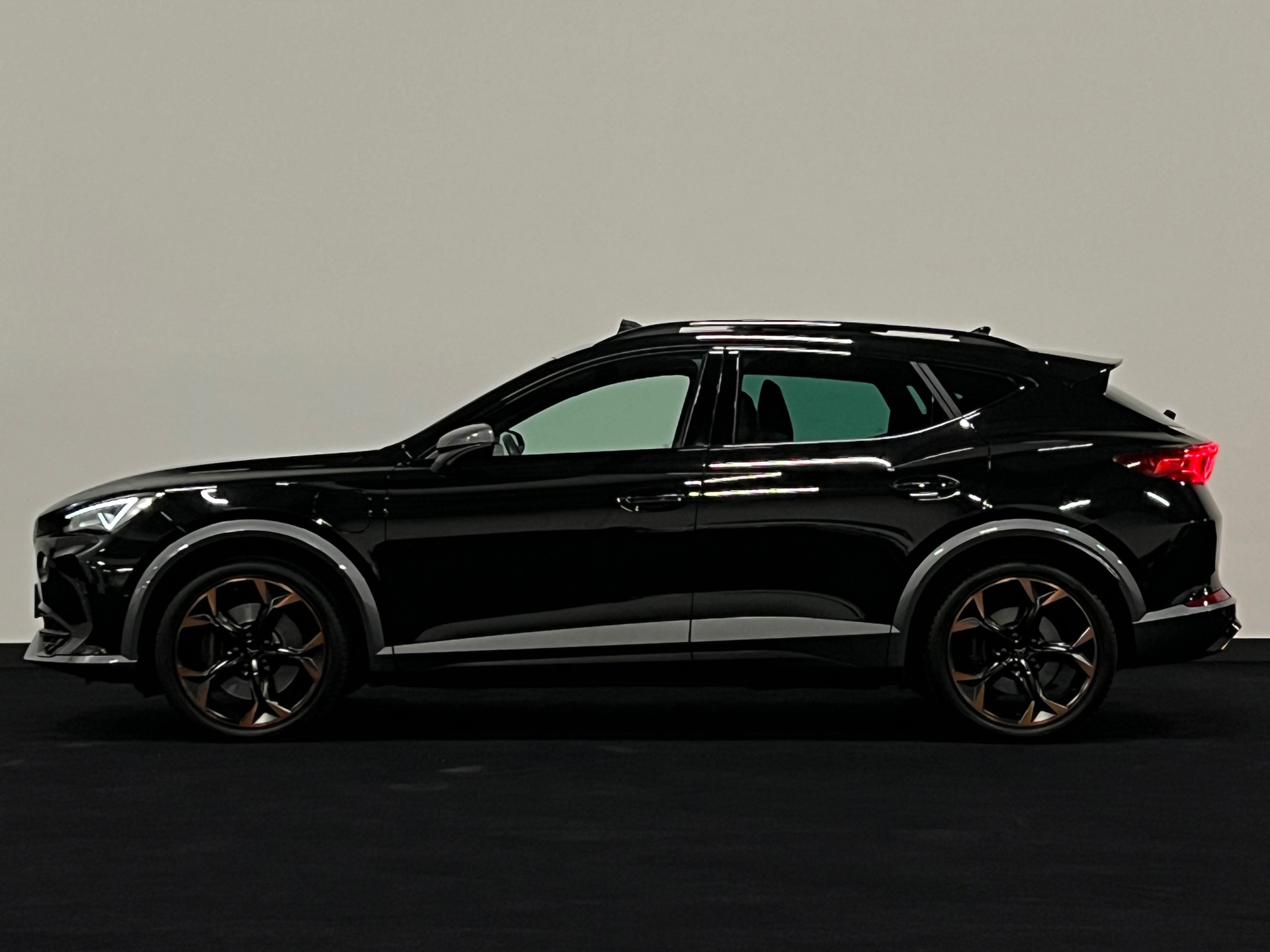 51739031-2.jpg
