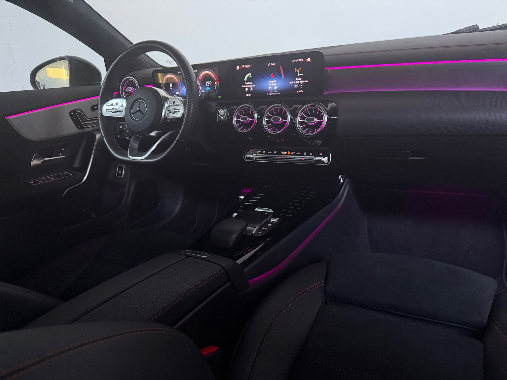 51853980-1.jpg