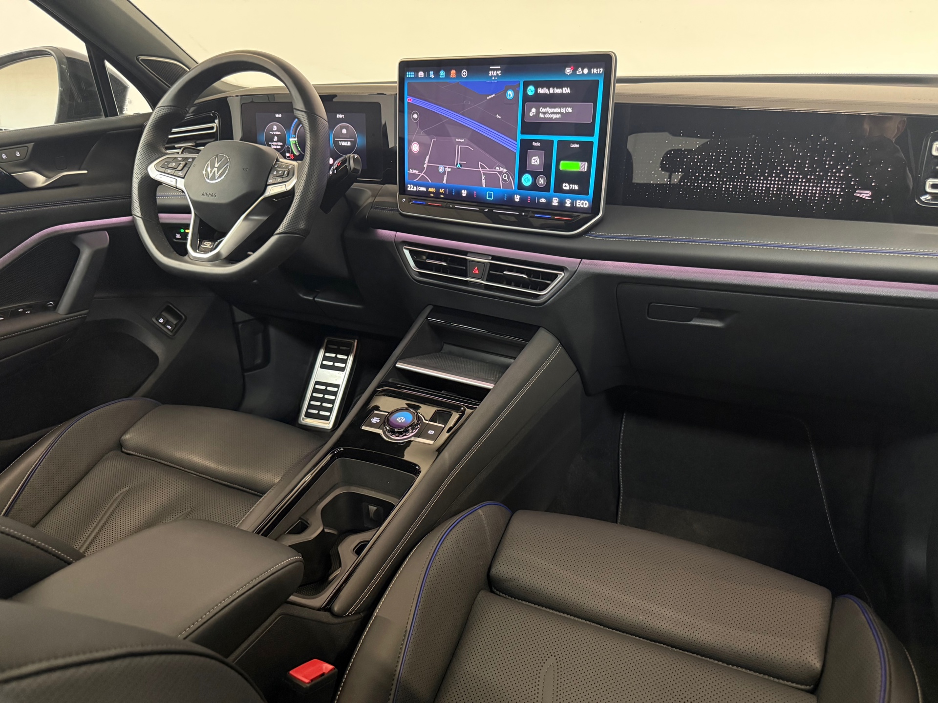 52071830-1.jpg