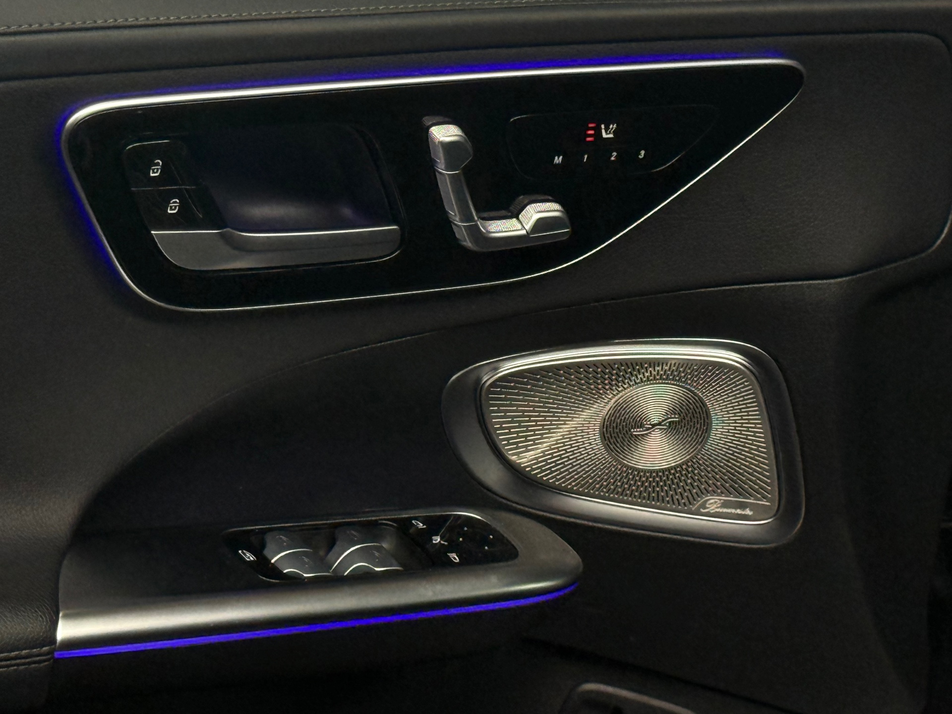 53947196-2.jpg